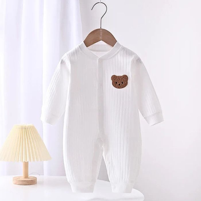 barboteuse-bebe-a-motif-ourson-blanc-sur-ceintre