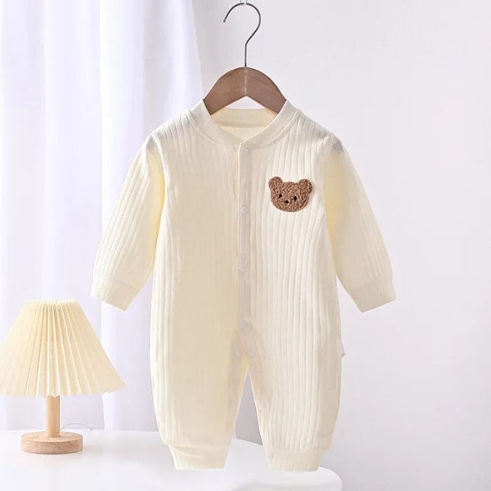 barboteuse-bebe-a-motif-ourson-jaune-sur-ceintre