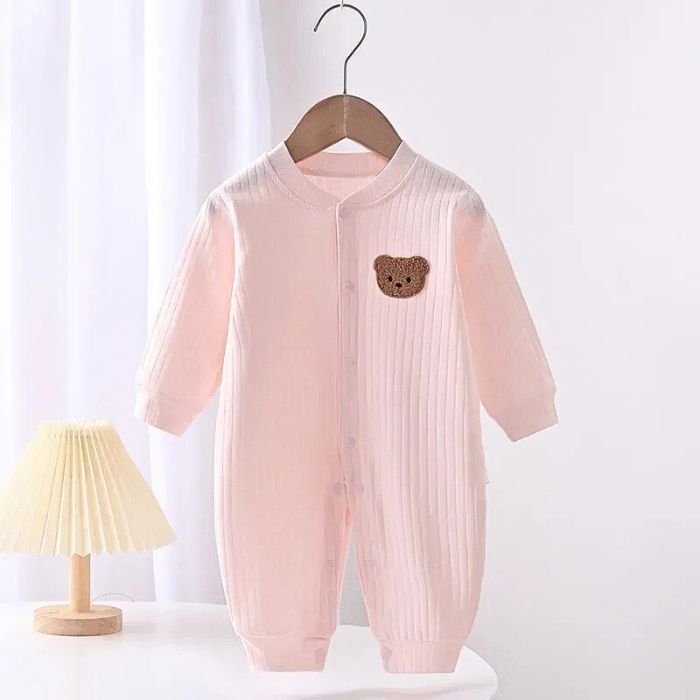 barboteuse-bebe-a-motif-ourson-rose-sur-ceintre