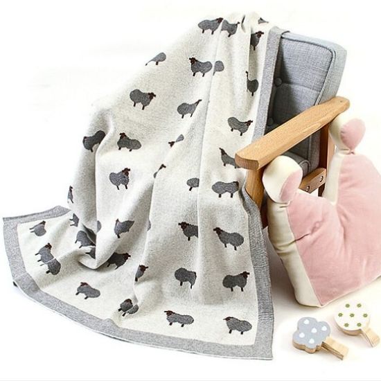 beau_design_de_la_couverture_bebe_imprimee_mouton_grise