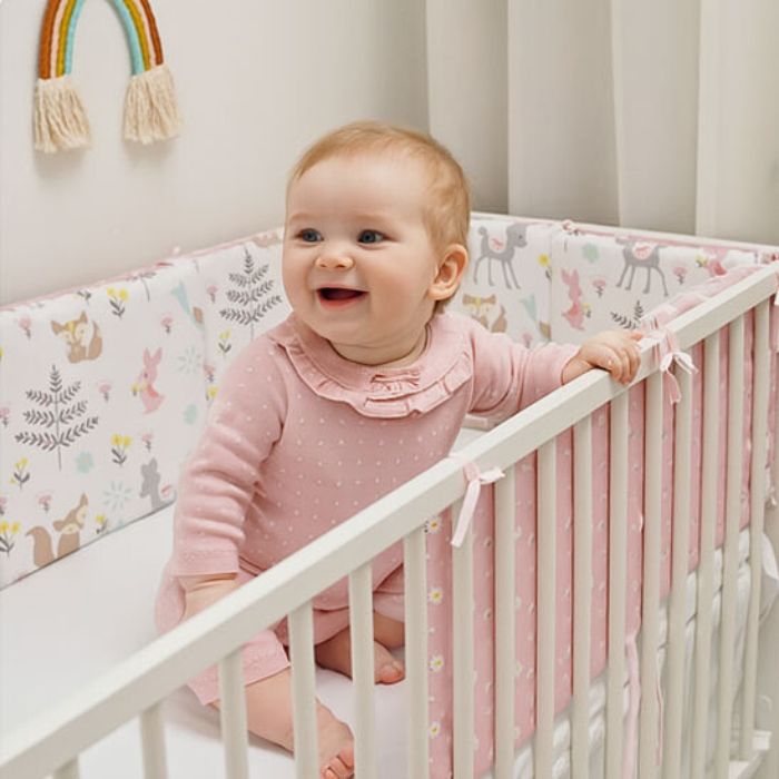 bebe-fille-dans-son-lit-protege-par-tour-de-lit-bebe-jungle-rose