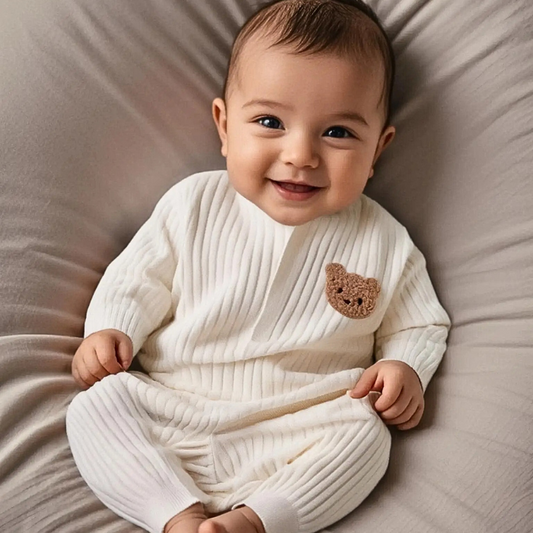 bebe-souriant-et-habille-en-barboteuse-bebe-a-motif-ourson