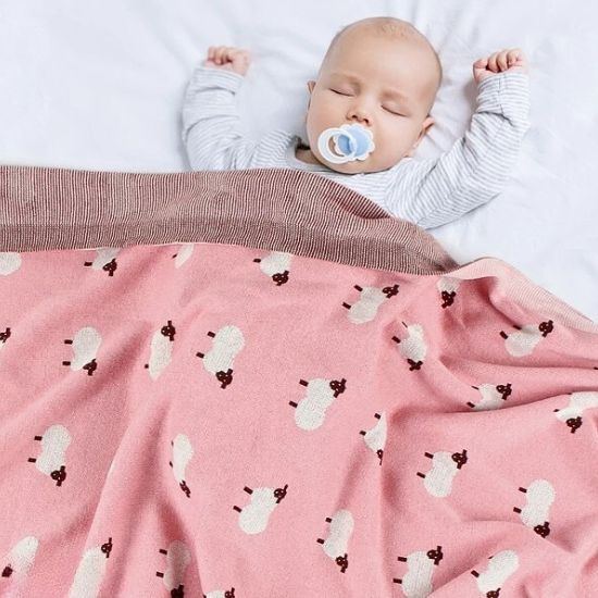 bebe dort couvert avec couverture bebe imprimee mouton rose