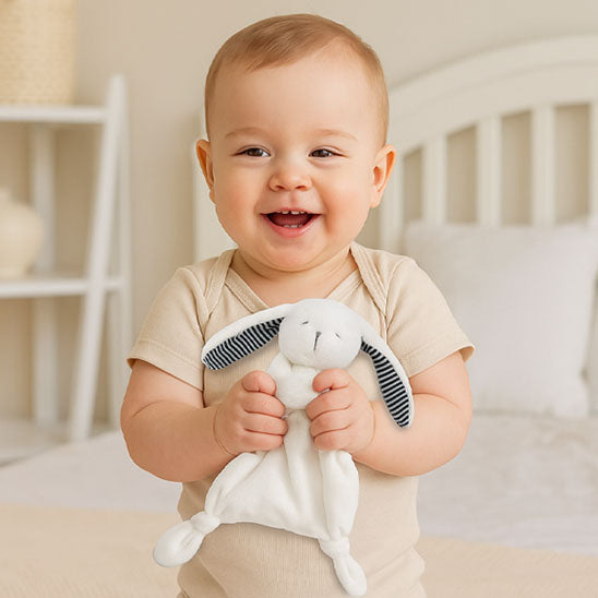 bebe_heureux_tient_doduou_bebe_flocon