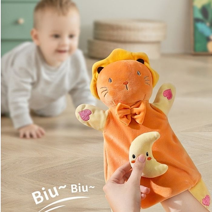 bebe_joue_avec_doudou_marionnette_lion