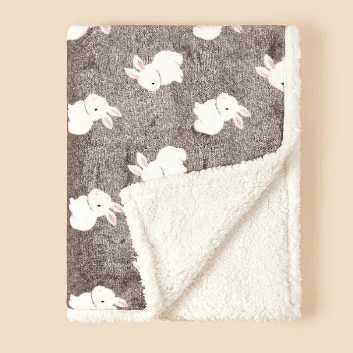 couverture-bebe-en-polaire-motif-lapin