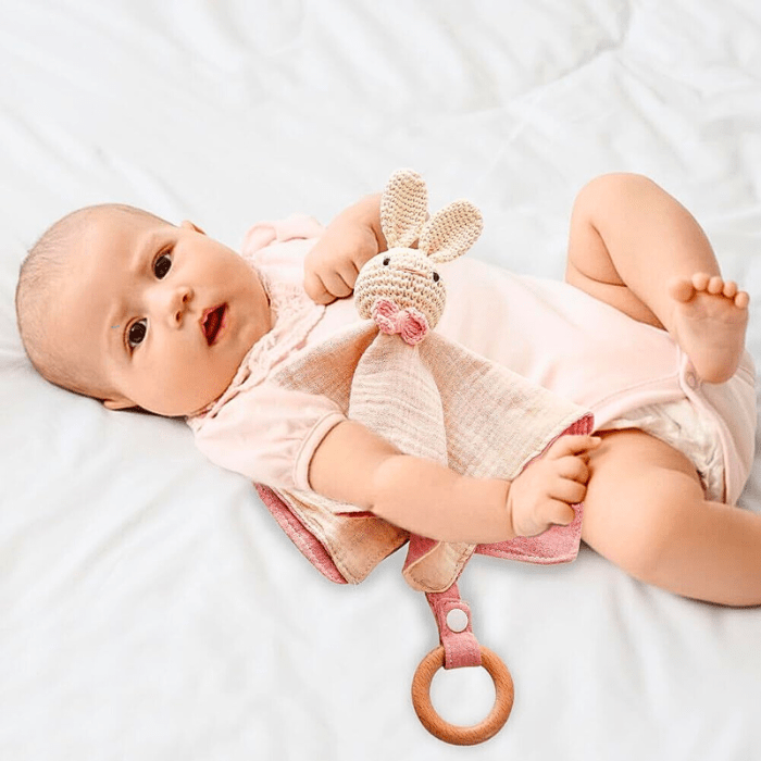 doudou-pour-bebe-en-crochet-amis-sauvages-calin-avec-bebe