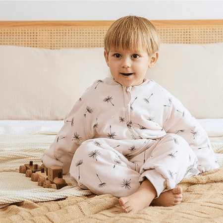 gigoteuse-bebe-a-pieds-imprimee-bebe-au-chaud-heureux