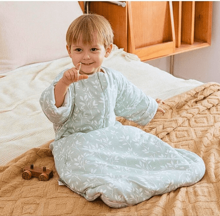 gigoteuse-bebe-brin-dherbe-bebe-au-chaud-heureux