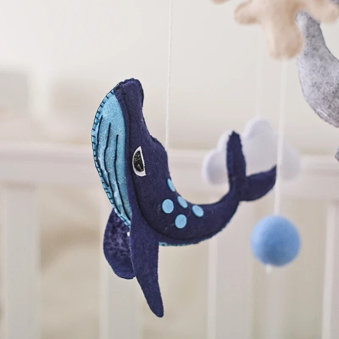 mobile-bebe-baleine-bleue