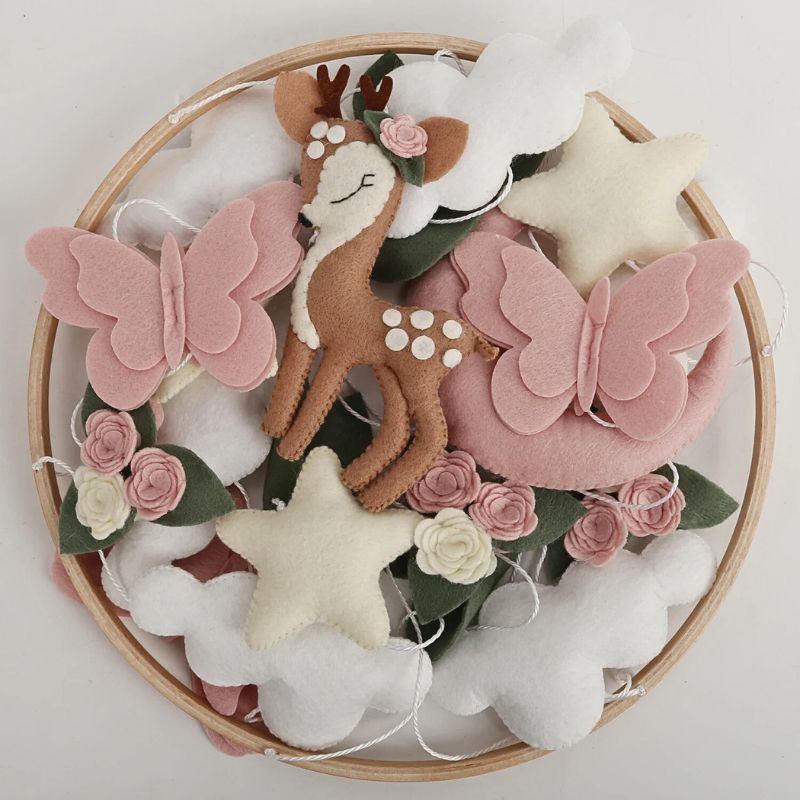 grand-plan-sur-mobile-bebe-fille-cerf-rose