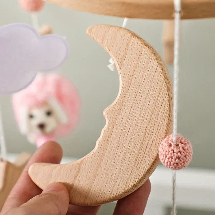mobile-bebe-mouton-rose-lune-en-bois