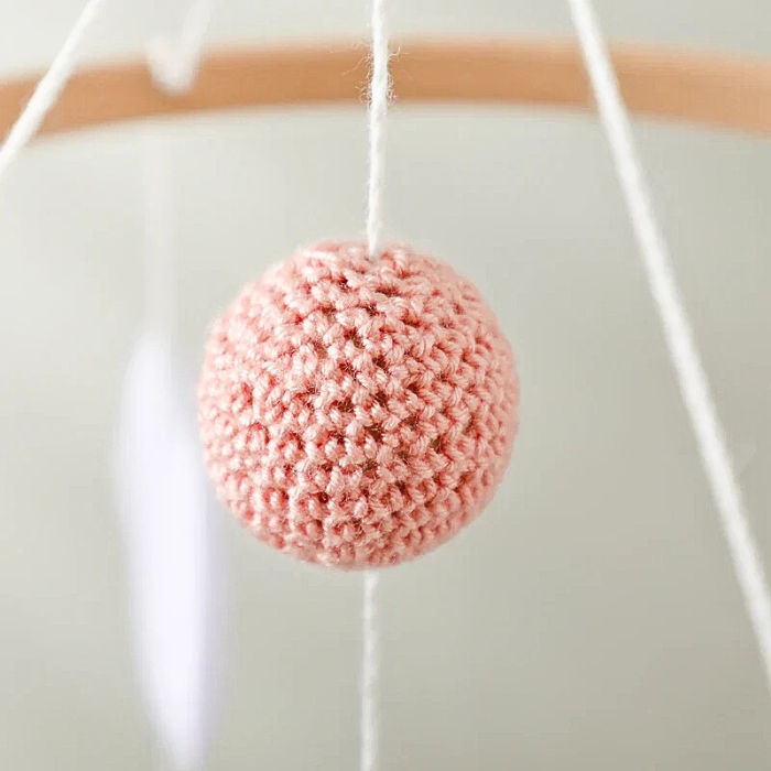 mobile-bebe-mouton-rose-boule-tricote