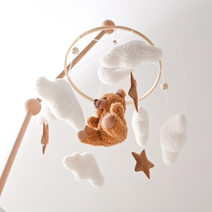 obile-bebe-ours-brun-captivant