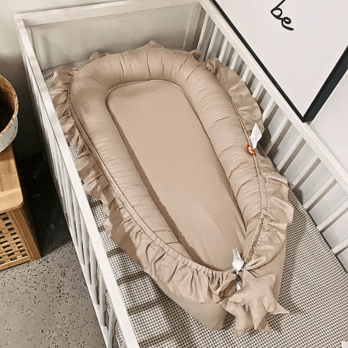 nid-bebe-beige-dans-le-lit-de-bebe