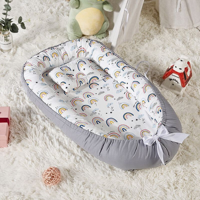 reducteur-de-lit-bebe-arc-en-ciel-securisant-et-reconfortant