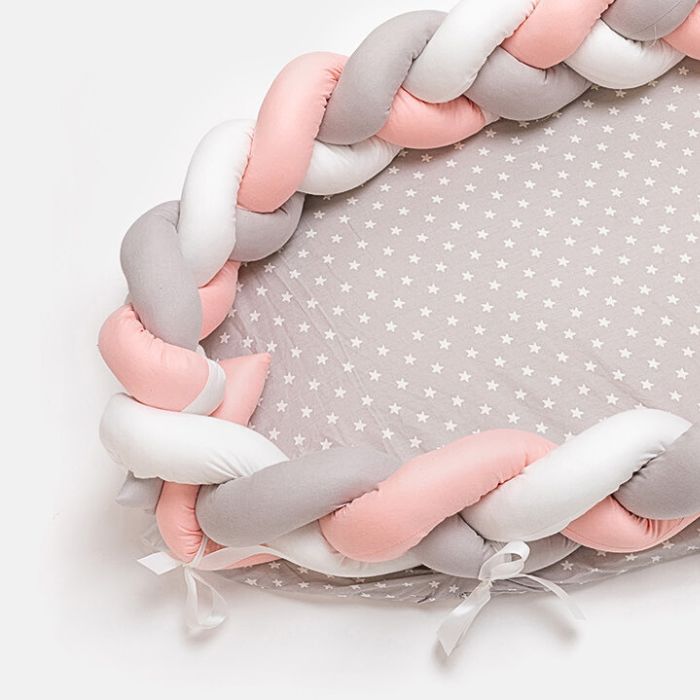 reducteur_de_lit_bebe_tresse_rose_et_gris_avec_ataches