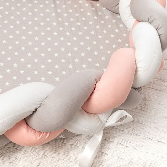 reducteur_de_lit_bebe_tresse_rose_et_gris_materiaux_de_qualite