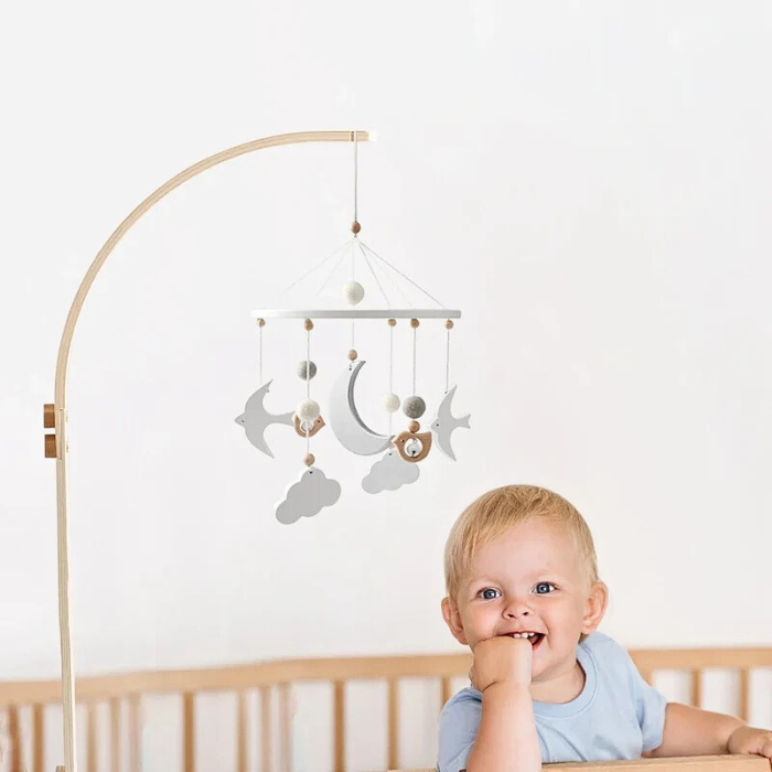 support-mobile-pour-lit-bebe-heureux