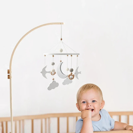 support-mobile-pour-lit-bebe-heureux