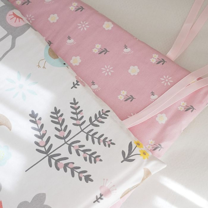 tour-de-lit-bebe-jungle-rose-herbe-et-motif-rose