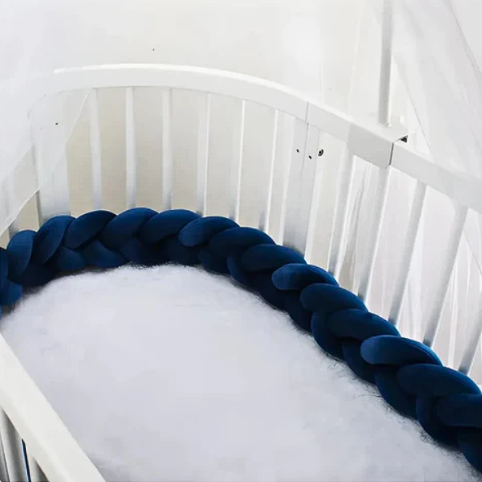 tour_de_lit_tresse_bleu_marine_decoration_chambre_de_bebe