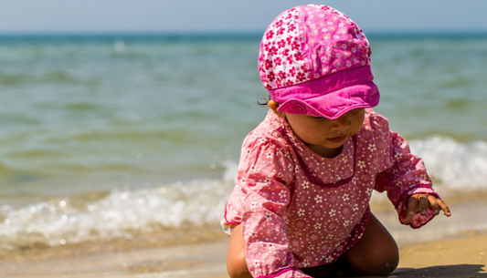 petite-fille-mignone-joue-sur-la-plage