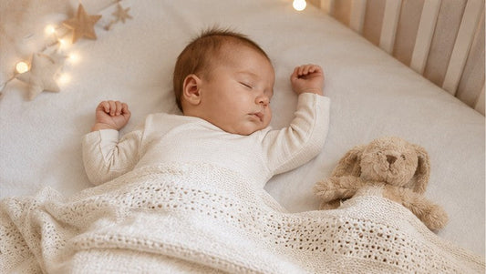 bébé dormant paisiblement avec lumière douce et doudou
