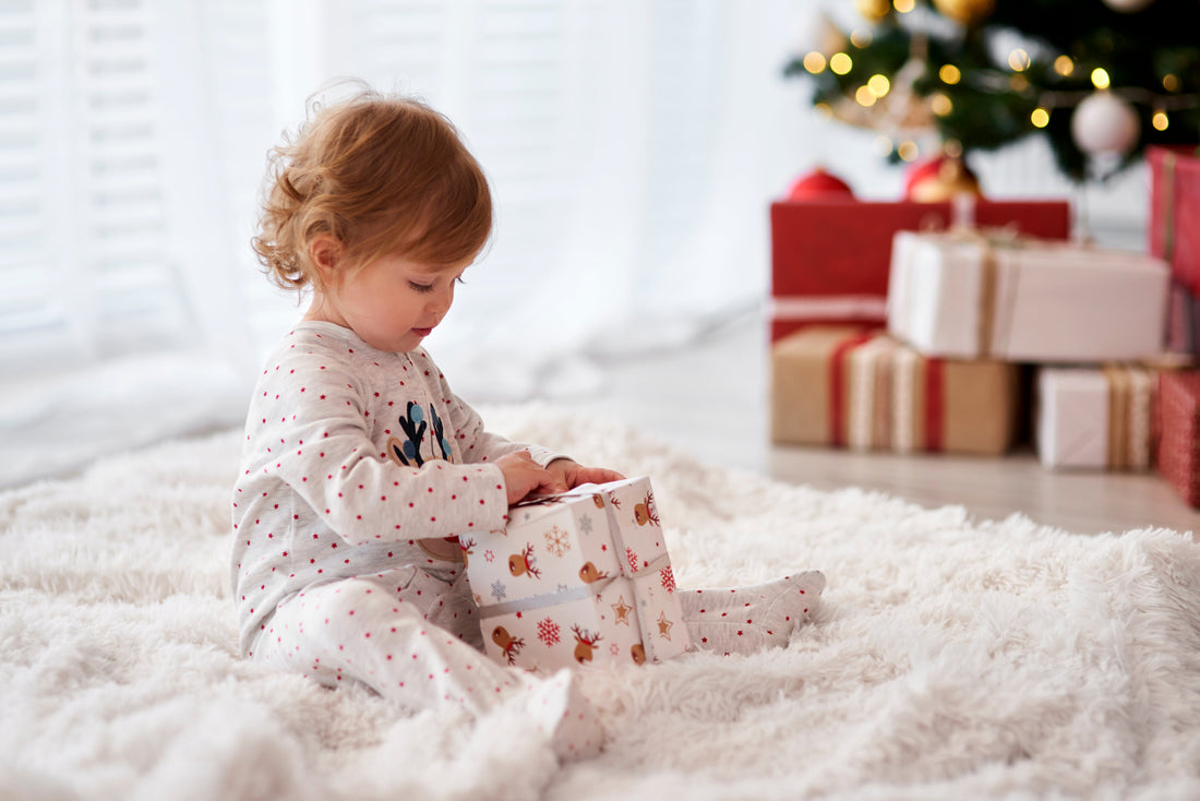charmant-bebe-qui-ouvre-son-cadeau-de-noel
