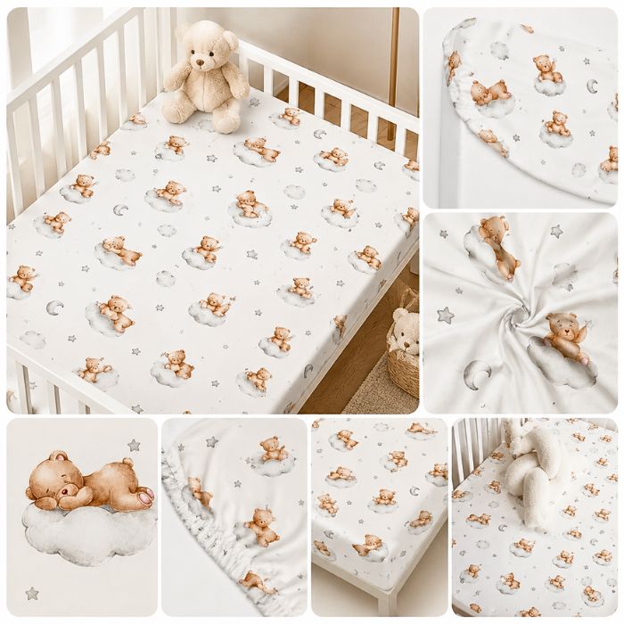 Drap housse lit bébé ourson nuage motifs teddy bear et nuages, installé sur un matelas de lit bébé blanc
