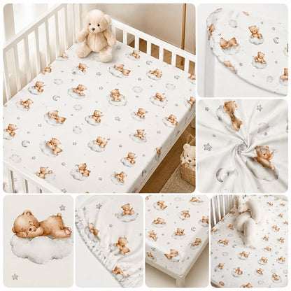Drap housse lit bébé ourson nuage motifs teddy bear et nuages, installé sur un matelas de lit bébé blanc