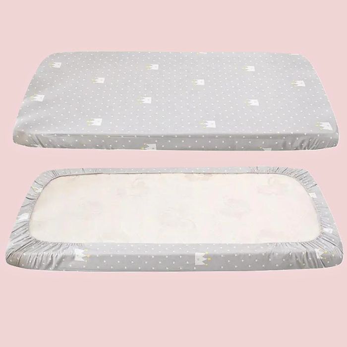 Drap housse bebe couronne blanche vue recto et verso montrant l'elastique tout autour pour un maintien parfait sur matelas
