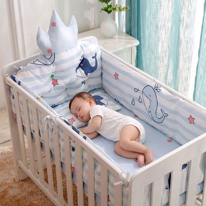 bébé dort paisiblement protégé par tour de lit bébé 5 pièces baleine 