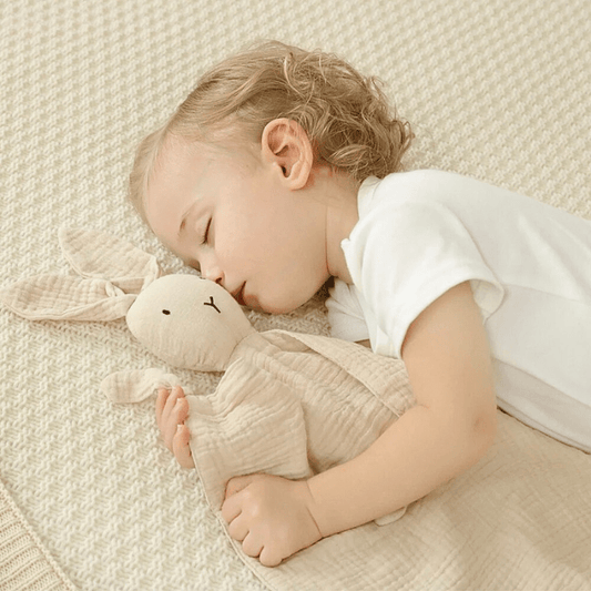 bebe-dort-sereinement-avec-doudou-bebe-pinou