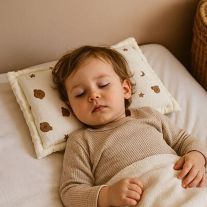 bebe-dort-paisiblement-avec-oreiller-bebe-ours-etoile