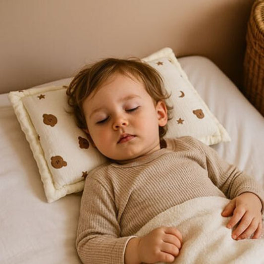 bebe-dort-paisiblement-avec-oreiller-bebe-ours-etoile