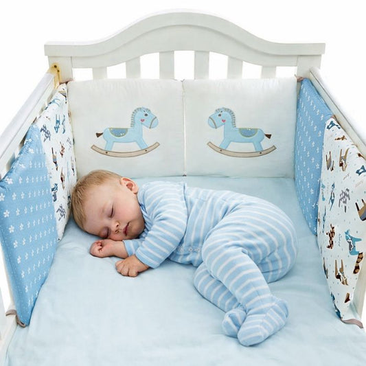 bebe-dort-sereinement-avec-tour-de-lit-bebe-cheval-bleu