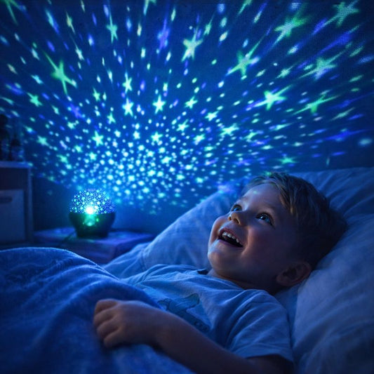 bebe-emerveille-par-veilleuse-projection-ciel-etoile-dans-son-lit
