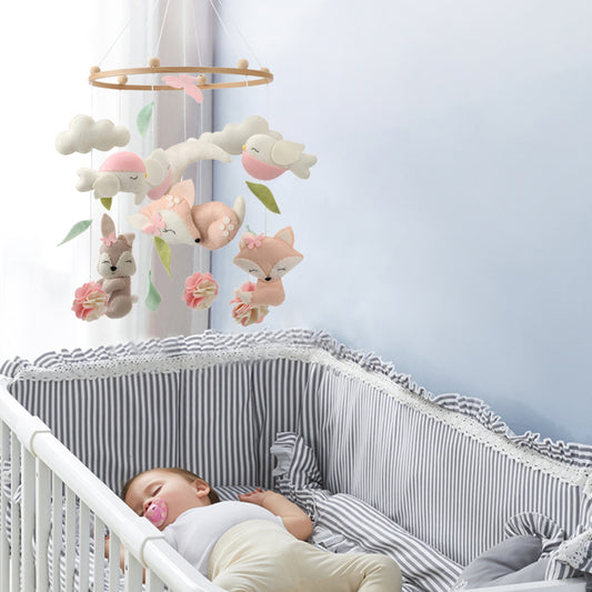 bebe-endormi-avec-mobile-bebe-foret-rose