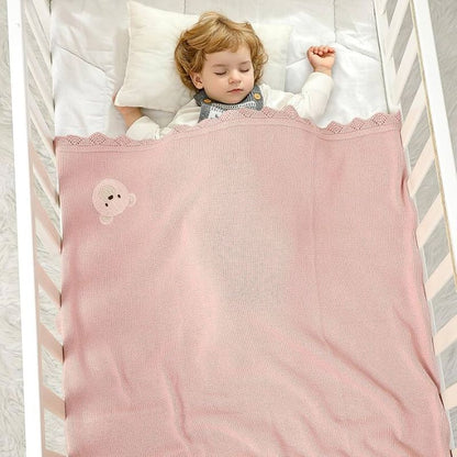 bebe-endormi-couvert-par-couverture-bebe-tricotee-ourson-rose