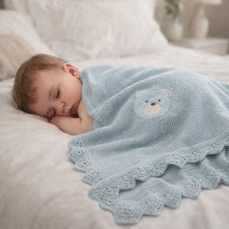 bebe-endormi-couvert-par-couverture-bebe-tricotee-ourson
