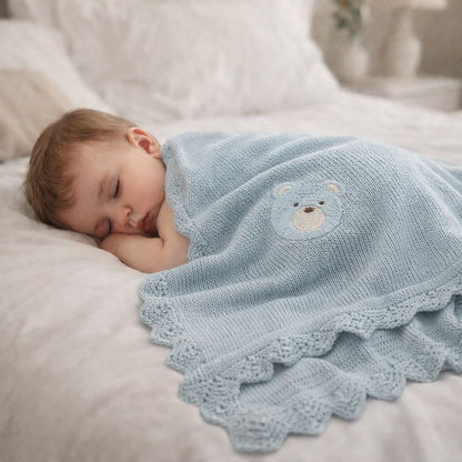 bebe-endormi-couvert-par-couverture-bebe-tricotee-ourson