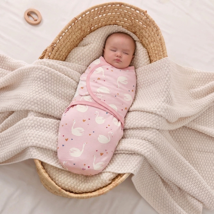 bebe-endormie-emmaillotee-avec-couverture-emmaillotage-coton-doux