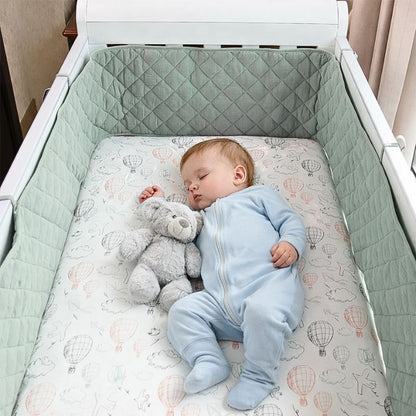 bebe-endormi-paisiblement-avec-tour-de-lit-bebe-protection-douce-bleu