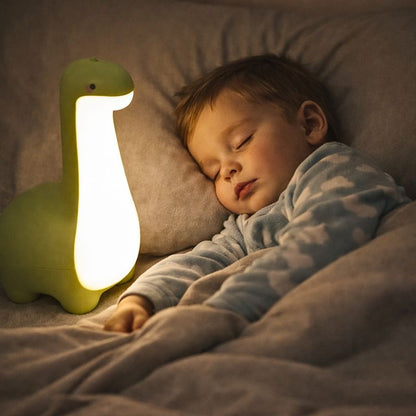 bebe-endormi-paisiblement-avec-veilleuse-bebe-dinosaure