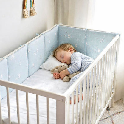 bebe-endormi-protege-avec-tour-de-lit-bebe-elephant-bleu