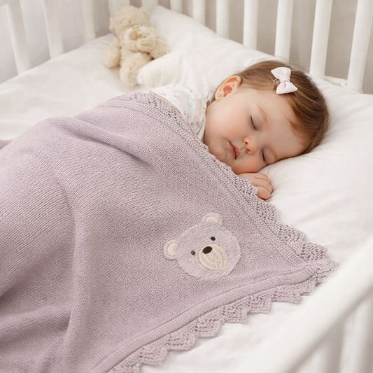 bebe-fille-endormie-couverte-par-couverture-bebe-tricot-ourson-mauve