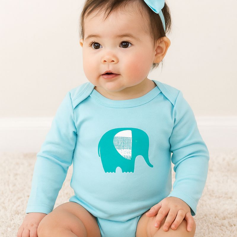 bebe-fille-habillee-en-barboteuse-bebe-fille-bleue