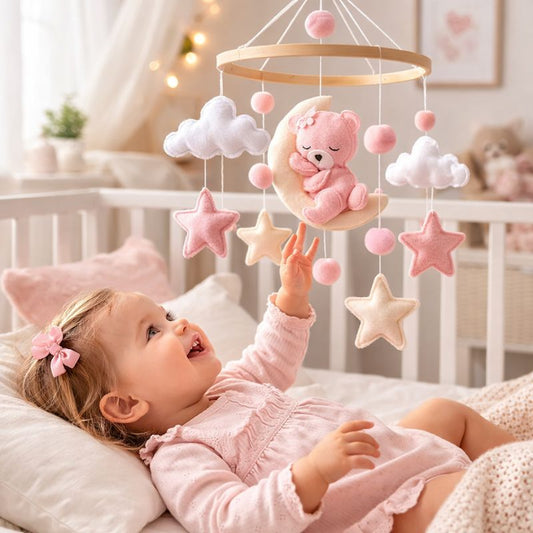 bebe-fille-joue-avec-mobile-ourson-rose