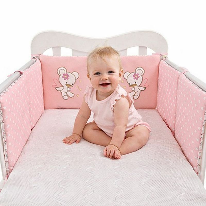 bebe-fille-souriante-protegee-par-tour-de-lit-bebe-ourson-ange